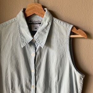 COLUMBIA Sleeveless Collared Button Down